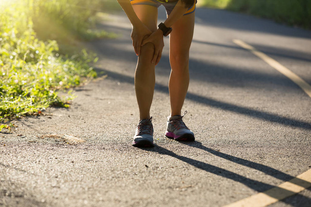 fitness jeune femme coureuse avec sport blessé genou sur piste
 - Photo, image