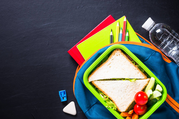 Vissza ehhez: iskola fogalmát. Ebédet, papíráru és hátizsák. - Fotó, kép