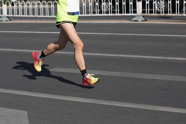 maratona corredores pernas correndo na estrada da cidade
 - Foto, Imagem