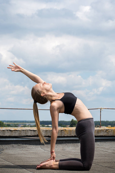 Fiatal lány csinál jóga, tevék jelentenek - Fotó, kép