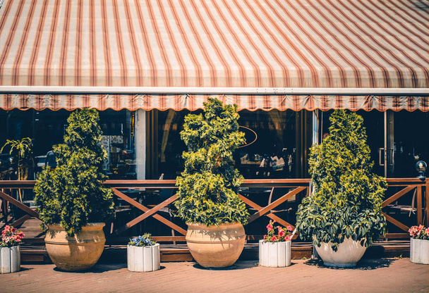 Nyári terasz egy francia étterem - Fotó, kép