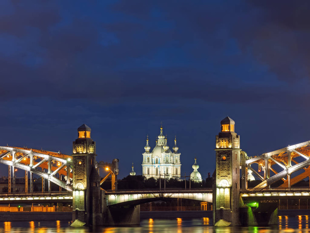 Большеохтинский мост через Неву в сумерках. Санкт-Петербург, Россия
 - Фото, изображение