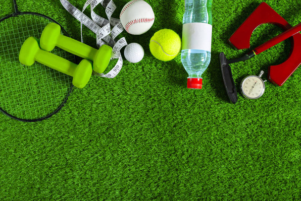 Diversas herramientas deportivas sobre hierba
 - Foto, imagen