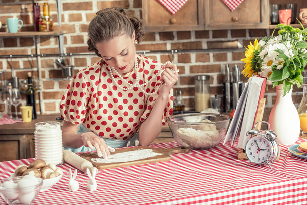 hermosa ama de casa adulta con harina cocina en la cocina
 - Foto, Imagen