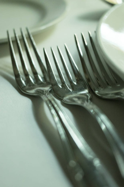 Recepção de casamento banquete jantar mesa de festa local definido no local do hotel de luxo
. - Foto, Imagem