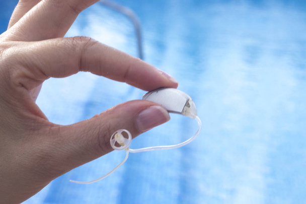 Modern kompakt digitális audiophone fül hallókészülék süket ember számára. - Fotó, kép