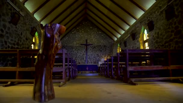 A l'intérieur d'un bâtiment d'église dans la lointaine Vaitahu sur l'île de Tahuata sur les Marquises un paradis de la mer du Sud dans le Pacifique Sud
 - Séquence, vidéo