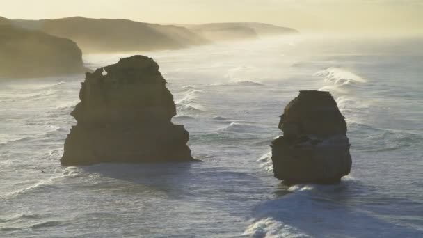 Oniki Havariler offshore kaya yığınları Victoria Australia çevresinde şafakta okyanus dalgaları ve kıyı deniz sis - Video, Çekim