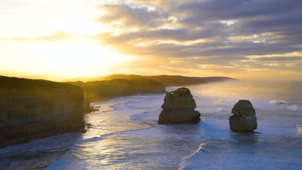 Ochtendzon over kalkrotsen en rots formaties twaalf apostelen Marine Nationaal Park kustlijn Victoria Australië - Video