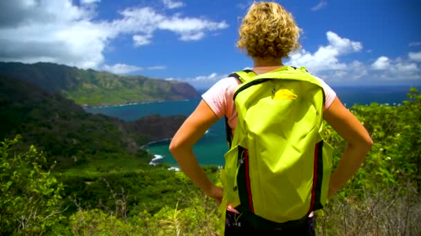 Naispatikoija etsii yli kaukaisen luonnonkaunis rannikko Nahoe vuoret rehevä trooppinen sademetsä kaukainen tulivuoren saari paratiisi Etelä-Tyynenmeren Hiva Oa Marquesas
 - Materiaali, video