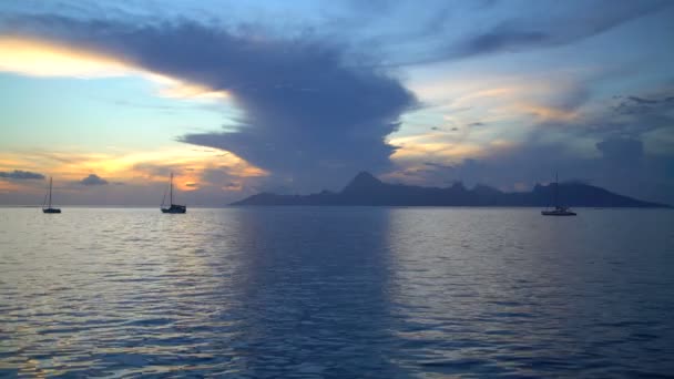 Näkymä jahdit auringonlaskun trooppinen saari Polynesialainen paratiisi Moorea alkaen Tahiti Etelä-Tyynenmeren saaristo
 - Materiaali, video