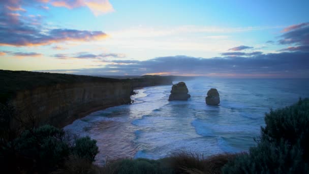 Ochtend kust weergave kalkrotsen en rock stapels onder inkomende getijden twaalf apostelen Marine Nationaalpark Victoria Australië - Video