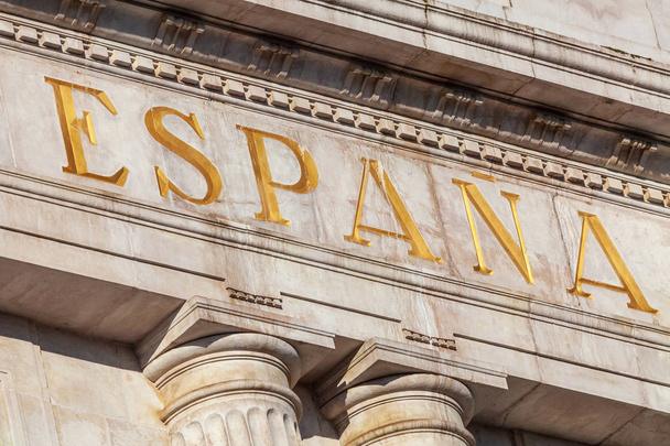 Word Spanje in het Spaans gebeeldhouwd in steen en gouden kleur - Foto, afbeelding