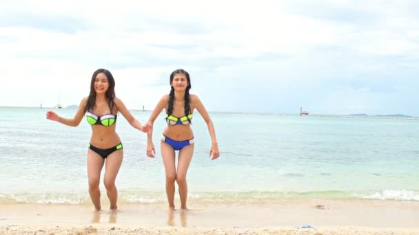 Ελκυστική νεαρή Κινεζικές γυναίκες έχοντας διασκέδαση στην παραλία. Άλμα της χαράς. Πυροβόλησε σε αργή κίνηση. Εμφάνιση ταινία. Πατάγια, Ταϊλάνδη. - Πλάνα, βίντεο