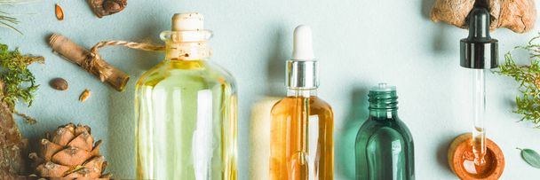 Homeopatycznych oleje, suplementy diety dla zdrowia jelit kosmetyki naturalne, oleje do pielęgnacji skóry na jasnym tle. - Zdjęcie, obraz