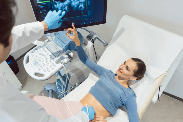 Doctor gynecologist and woman in ultrasonic pregnancy test - Фото, зображення
