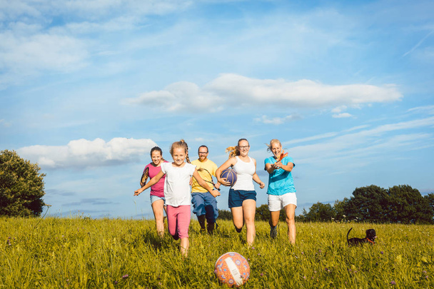 Familie spelen, lopen en het doen van sport in de zomer - Foto, afbeelding