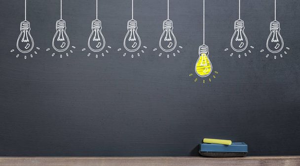 blackboard fikir kavramı, sarı lamba - Fotoğraf, Görsel