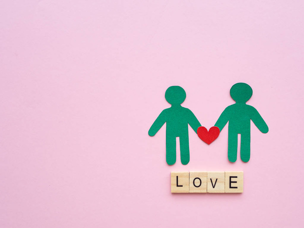 Papel de casal masculino com coração vermelho e bloco de madeira de texto de AMOR no fundo rosa. Amor, LGBT, orgulho gay, homossexual, dia dos namorados conceito
. - Foto, Imagem