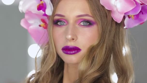 花と明るい化粧女性 - 映像、動画