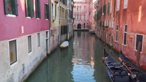 Canais de Veneza. Gôndolas perto de edifícios
 - Filmagem, Vídeo