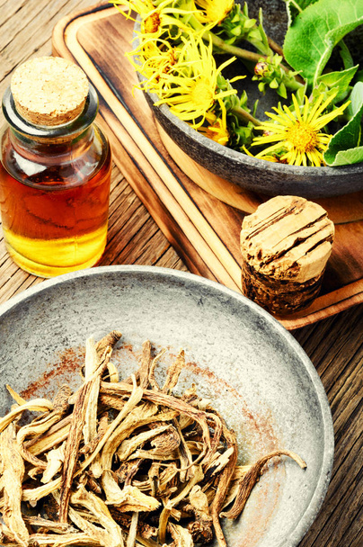 Healing elixir from the root of inula.Healing herbs - Foto, imagen
