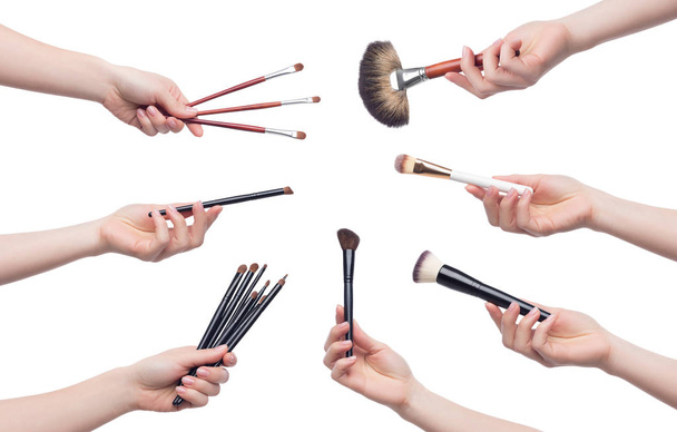 Набор косметических кистей для макияжа в женских руках
 - Фото, изображение