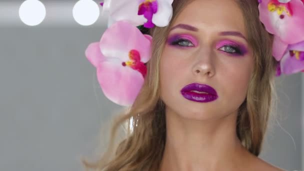 Mujer con flores y maquillaje brillante
 - Imágenes, Vídeo