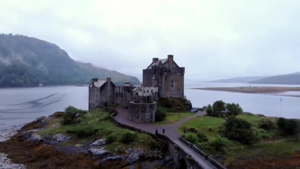 Замок Donan Eilean в Loch Duich в Шотландії - пташиного польоту - Кадри, відео