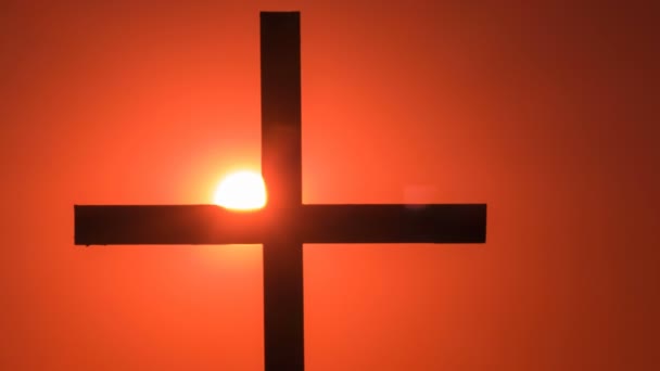 4.Time-Lapse.Cielo rojo con sol y cruz cristiana
 - Metraje, vídeo
