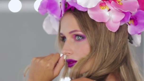 Женщина с цветами и ярким макияжем
 - Кадры, видео