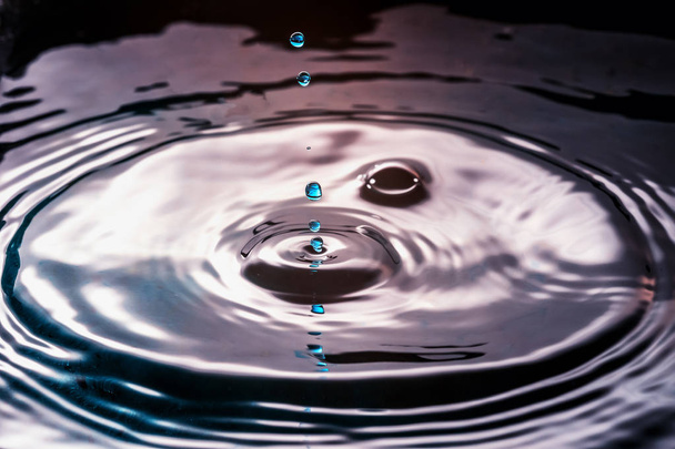 Drop of water in verschillende kleuren en vormen, gemaakt van een mooie vorm na het raken van een wateroppervlak. Gevangen door middel van hoge snelheid fotografie - Foto, afbeelding