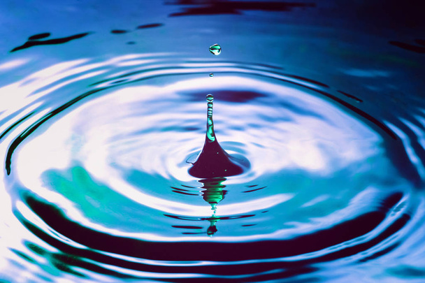 Drop of water in verschillende kleuren en vormen, gemaakt van een mooie vorm na het raken van een wateroppervlak. Gevangen door middel van hoge snelheid fotografie - Foto, afbeelding