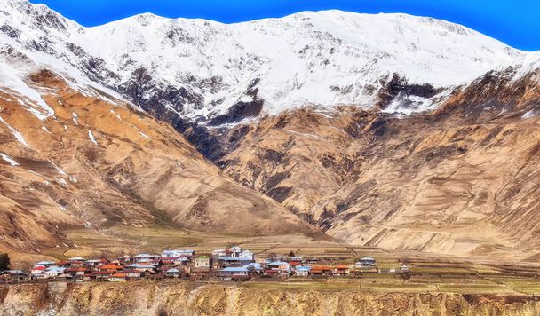 Vesnice na úpatí Mount Kazbek - Fotografie, Obrázek
