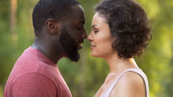 Fekete férfiak és fehér nők finoman megérinti orra, mutatja a szeretet, szerelem - Fotó, kép