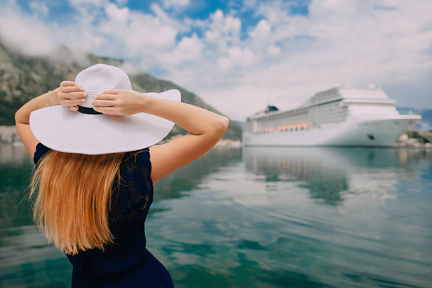 woman stands on cruise liner background - Φωτογραφία, εικόνα