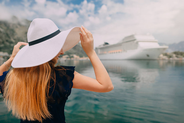 woman stands on cruise liner background - Фото, изображение