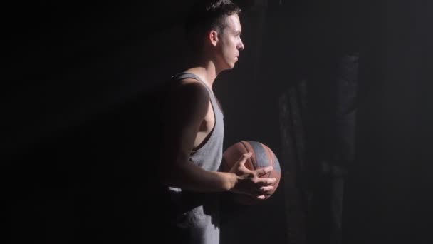 Basketball player waiting in dark room and going to play game or championnat - 映像、動画
