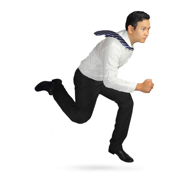 Porträt eines jungen asiatischen Geschäftsmannes mit schwarzer Hose und weißem Hemd, der schnell läuft, isoliert, Geschäftskonzept, Ganzkörperporträt - Foto, Bild