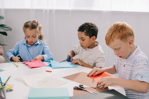 Multikulturelle Kinder basteln Papierapplikationen im Klassenzimmer - Foto, Bild