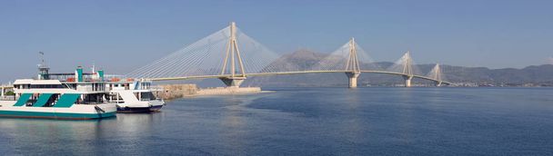 Vista na ponte Rion-Antirion - a ponte mais longa do mundo com uma superfície aérea contínua com um comprimento de mais de dois quilômetros (região Achaea, Grécia
).  - Foto, Imagem