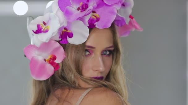 Nő virágok és fényes smink - Felvétel, videó