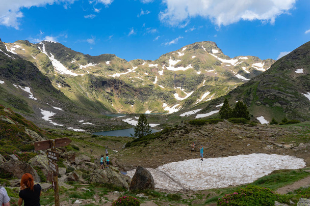 Fotos de lagos de montanha alta Tristaina em Pirinéus, Andorra
. - Foto, Imagem