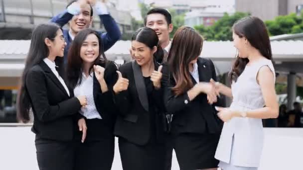 若いアジア中国ビジネス チーム応援、笑って、興奮して非常に幸せ成功プロジェクト契約後互いにハイファイブを与えること。ミディアム ショット、屋外撮影します。劇的な幸福の姿勢.  - 映像、動画