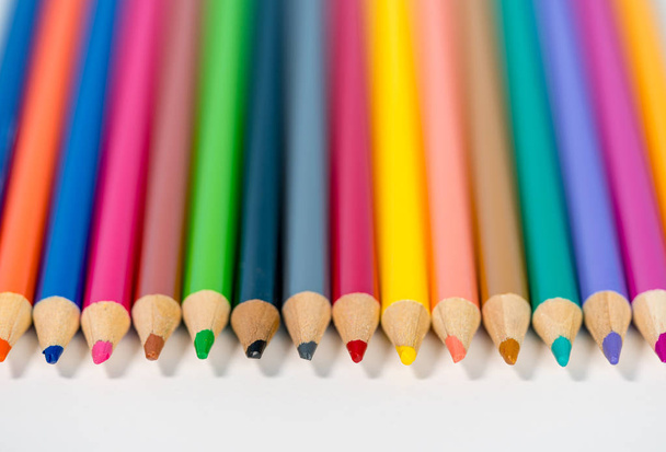 Lähikuva rivi värikkäitä piirustus kyniä vastaan valkoinen
 - Valokuva, kuva
