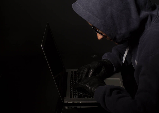 Hacker op een laptop. Concept van het internet strafrechtelijk hacken op zwart - Foto, afbeelding