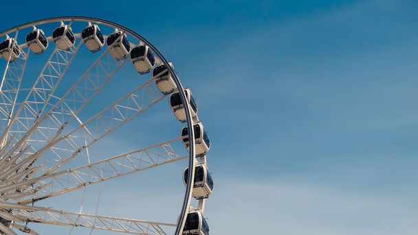 Grote witte reuzenrad tegen kleurovergang wit blauwe hemel met kopie ruimte. Entertainment ride concept. - Foto, afbeelding