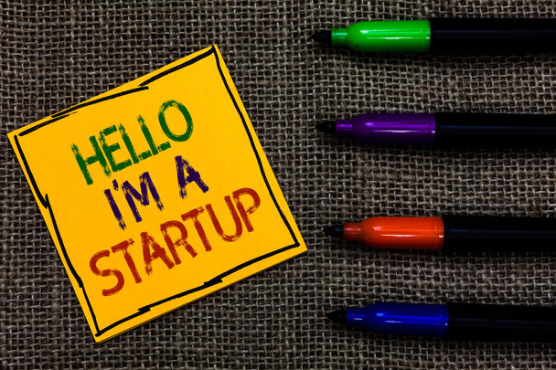 Escrita conceitual mostrando Hello I am A Startup. Texto da foto do negócio Empreendedor começando o negócio Apresentando novo projeto Escrito em preto alinhado amarelo transverso nota caneta juta chão
 - Foto, Imagem