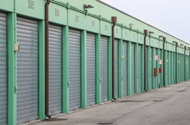 Armazenamento automático numerado e mini unidades de garagem de armazenamento
 - Foto, Imagem