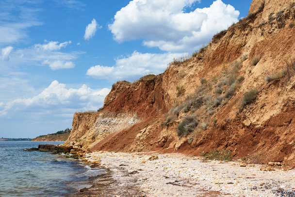 όμορφη θαλασσινό τοπίο, closeup της πέτρας στην παραλία, στη θάλασσα ακτή με ψηλούς λόφους, άγρια φύση - Φωτογραφία, εικόνα